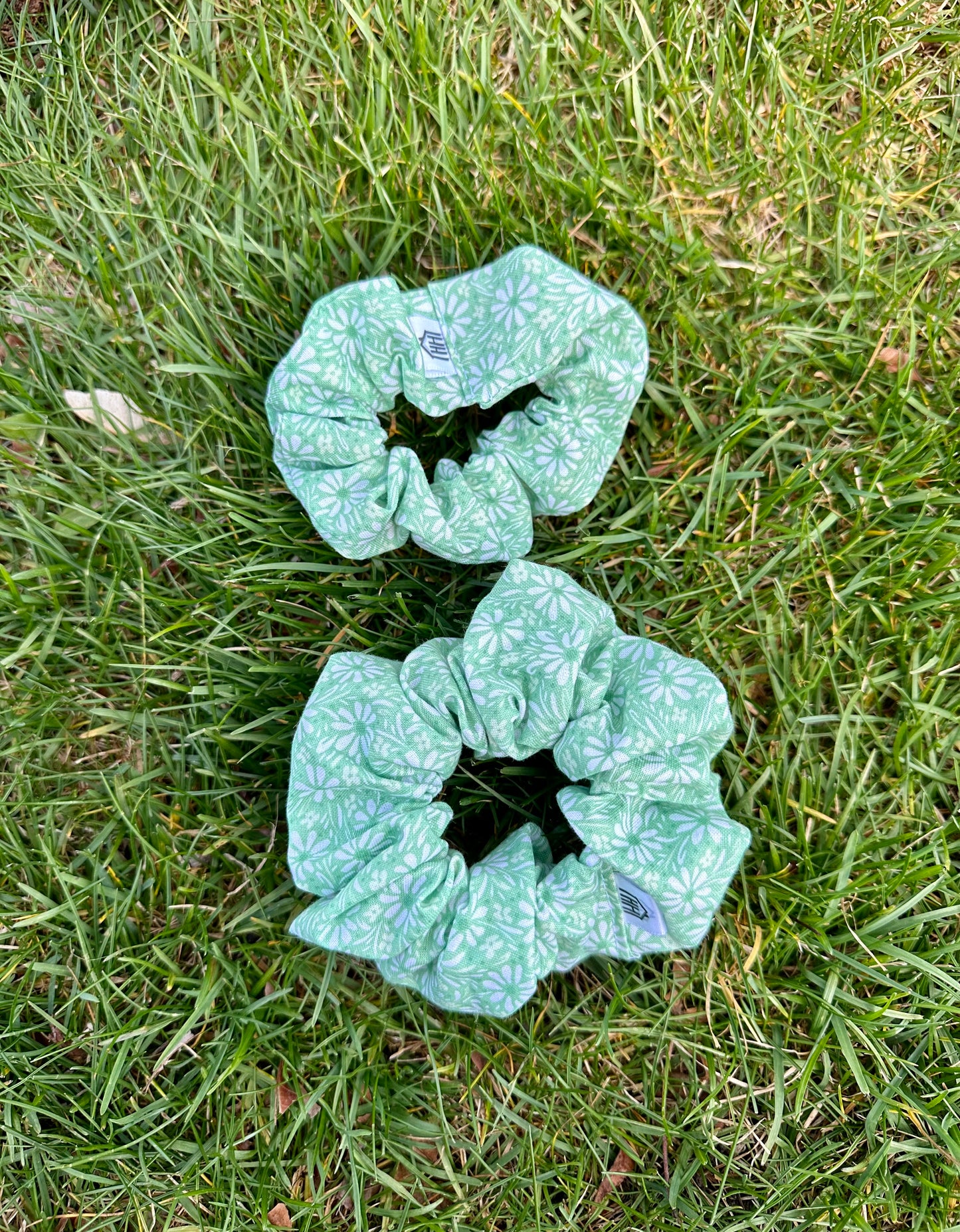 Scrunchie in Green Daisy