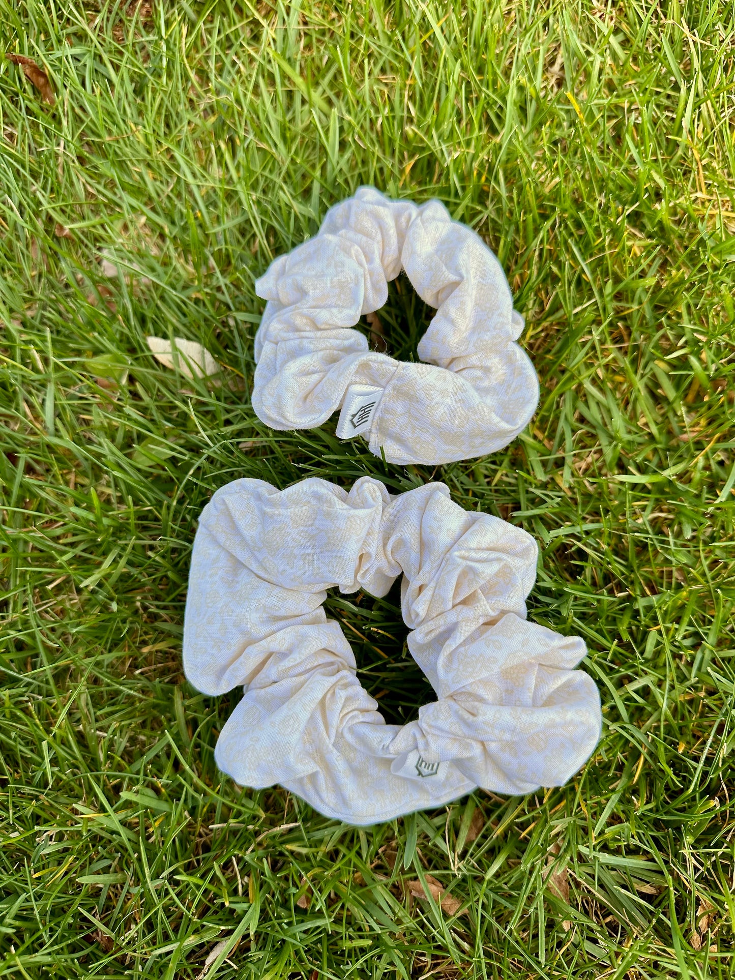 Scrunchie in Ivory Vine