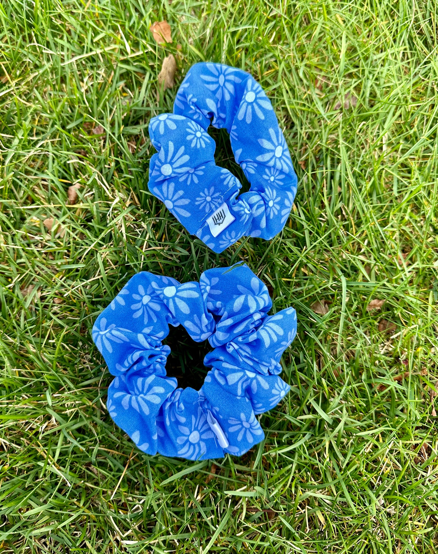 Scrunchie in Blue Daisy