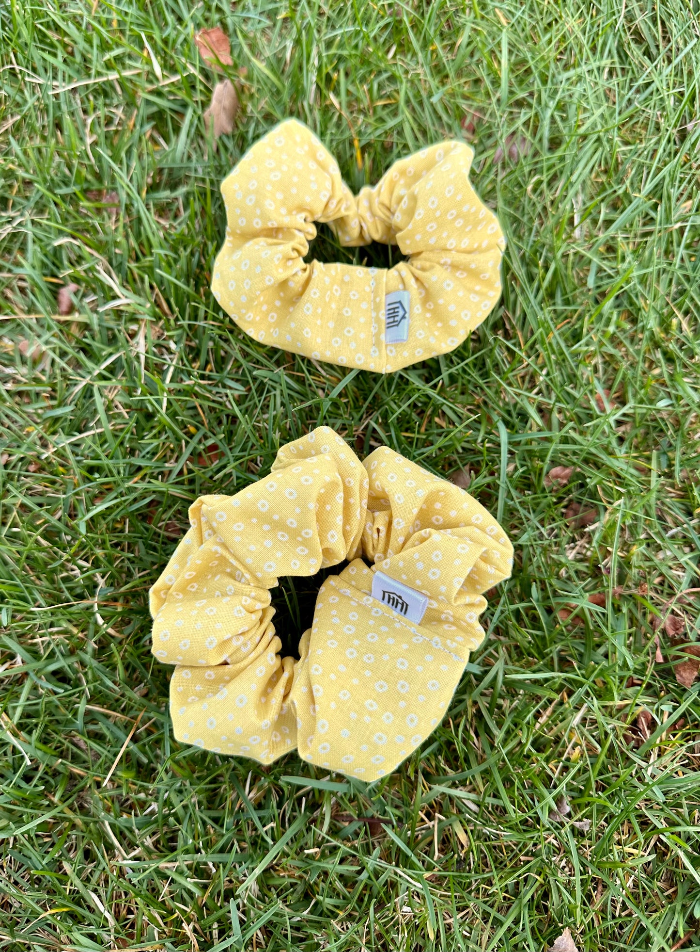 Scrunchie in Yellow Dots