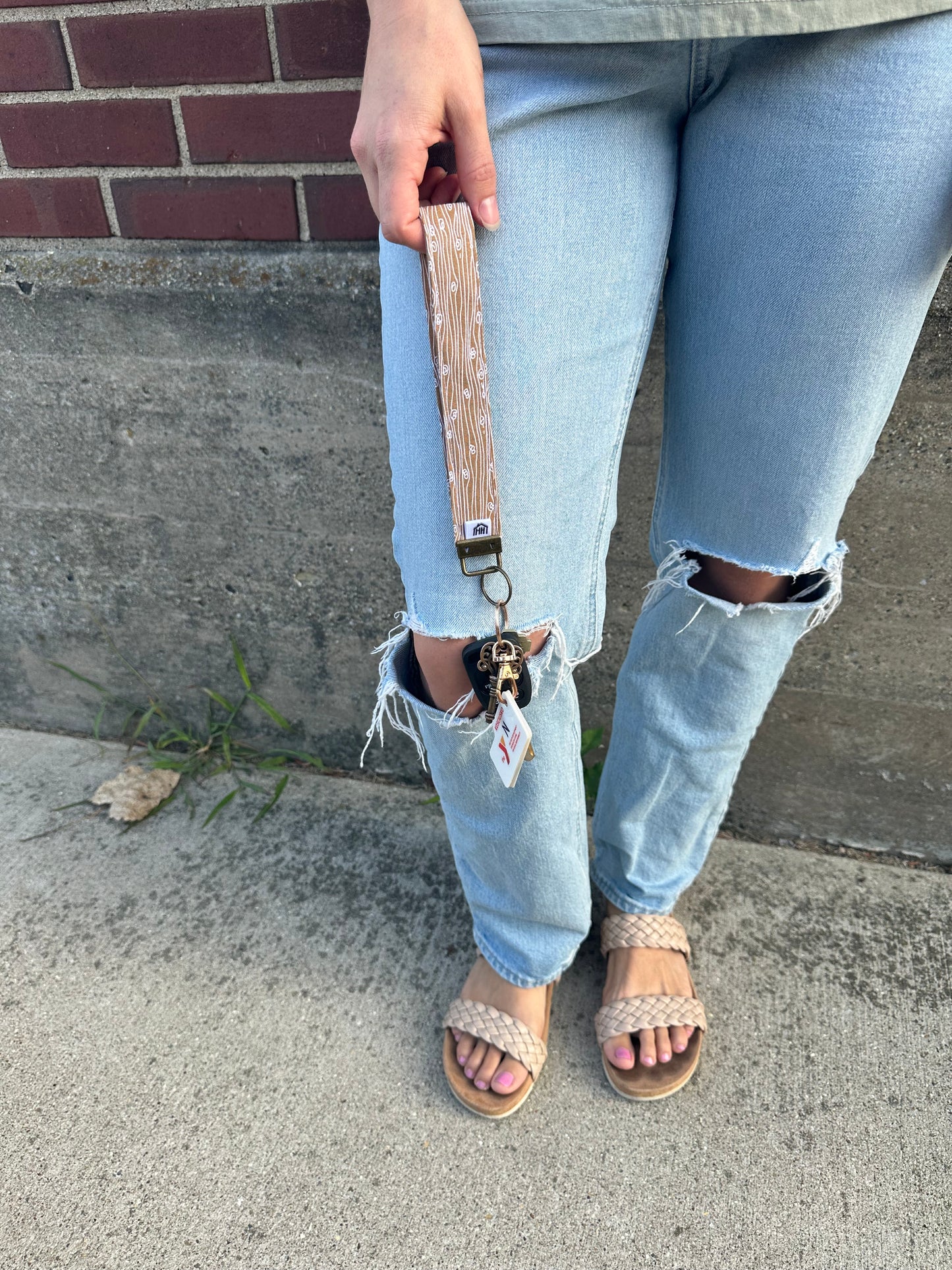 Wristlet in Yellow Petite Daisies